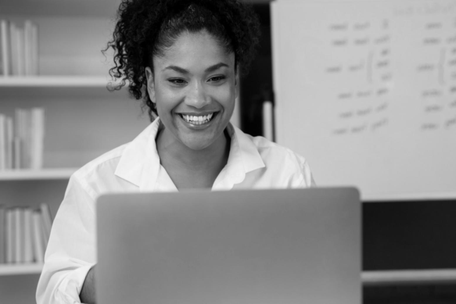 Équipe d'entreprise participant à une formation financière collaborative